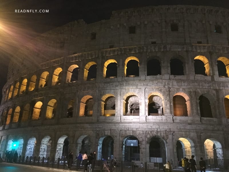 Coliseo romano de noche