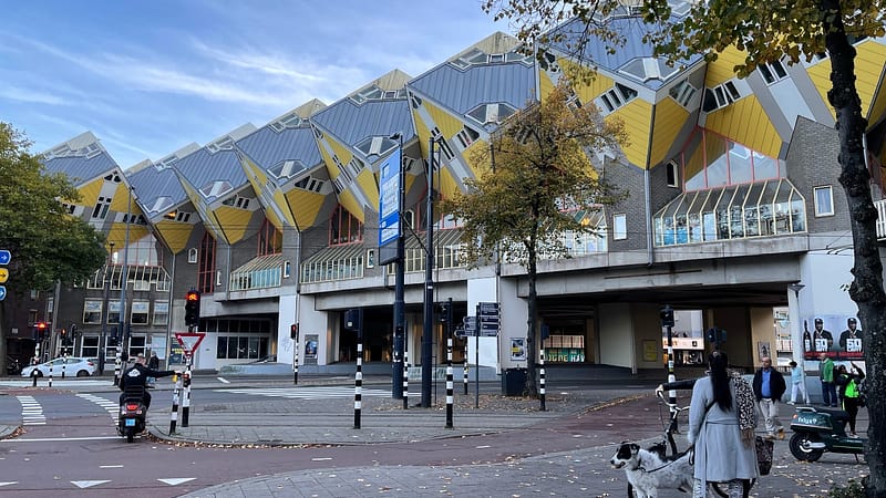 Visitar las casas cubo de Rotterdam: un complejo sobre la calle Overblaak mundialmente famoso y accesible para turistas; por dentro y por fuera.